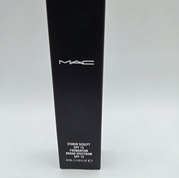 MAC Studio Sculpt Broad Spectrum SPF 15 Foundation NW40 - Picture 8 of 13
